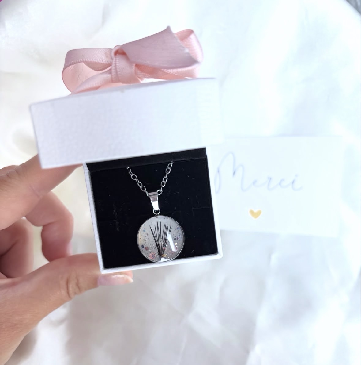 Collier Éternel avec pendentif en résine contenant des crins